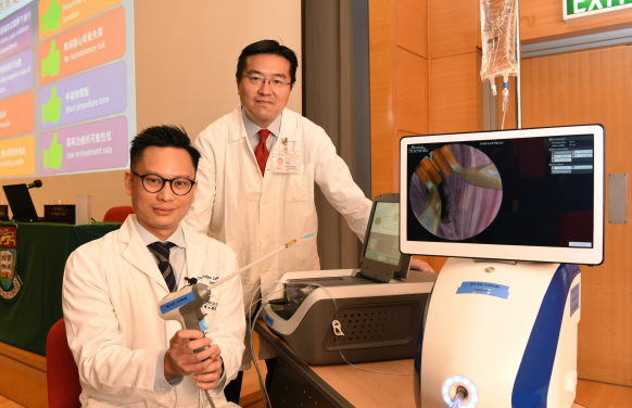 港大醫學院引入並完成亞洲首宗水蒸氣熱力治療手術以治療良性前列腺增生症（左：林沛泓醫生；右：徐學良醫生）。